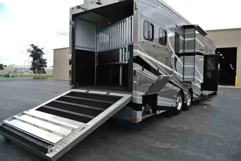 Equine Motorcoach photo 3