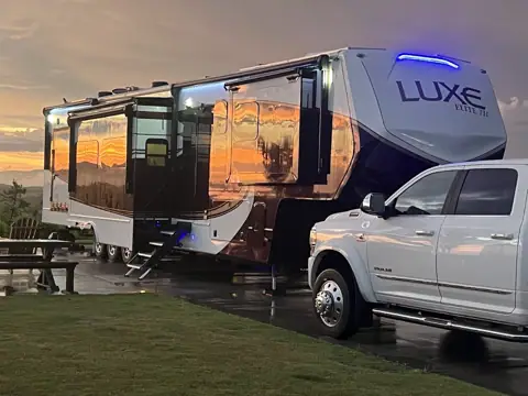 Luxe Fifth Wheels - Elkhart Showroom photo 3
