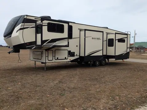 Kunes Quietwoods RV photo 2